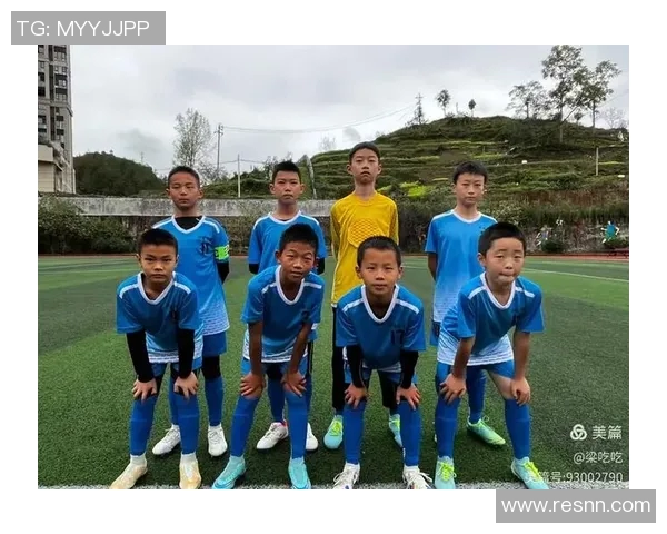 小孩偶遇球星与其共踢足球展现梦想与勇气的瞬间